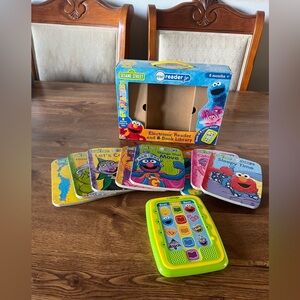 Sesame Street Me Reader jr.Electronic Reader and 8 Book Set